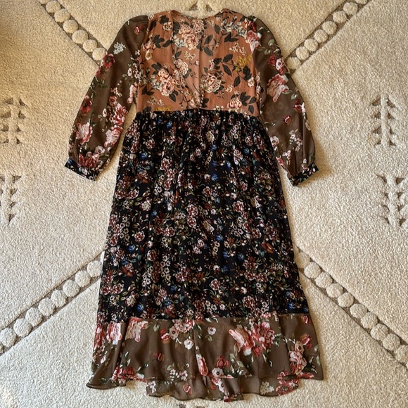 Dresses & Skirts - Fall floral midi dress
